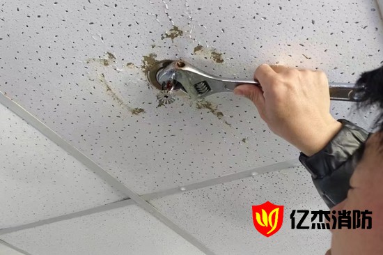 消防噴淋頭漏水了？可以自己更換嗎？